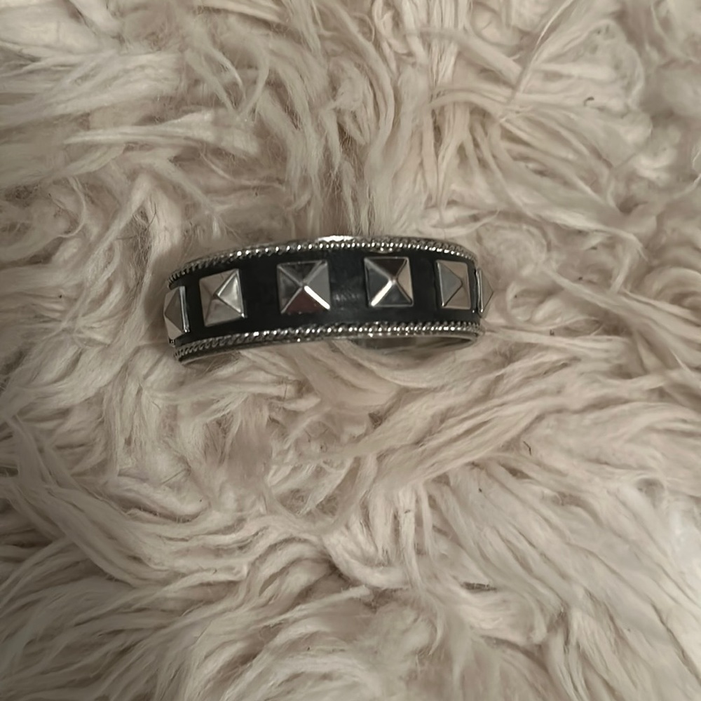 EUC vintage pyramid stud bangle bracelet
